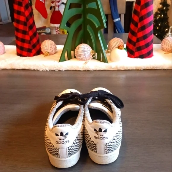 Mens Adidas SuperstarBlack and White Sneakers. Size 6.5. excellent condition